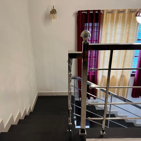 Pullad Villa Aranmula Exteriör bild