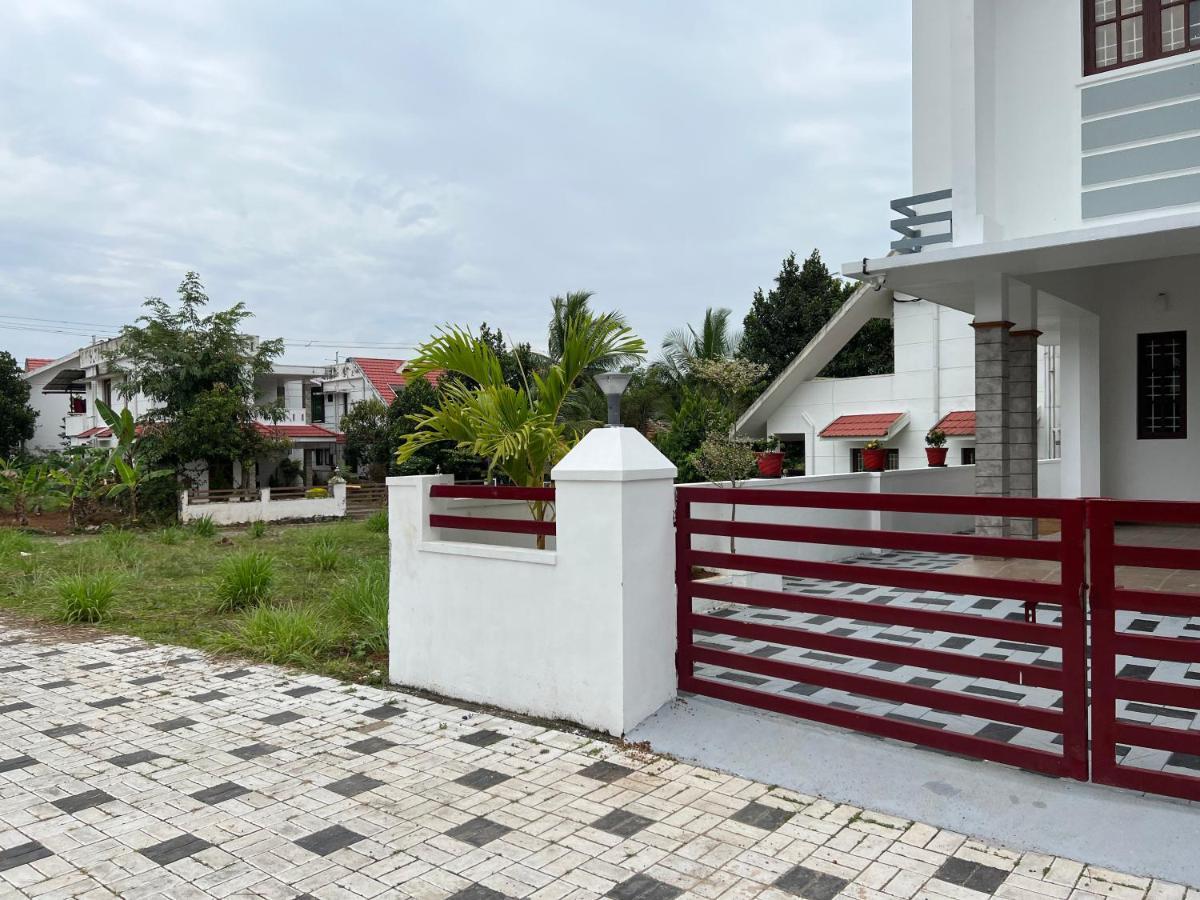 Pullad Villa Aranmula Exteriör bild
