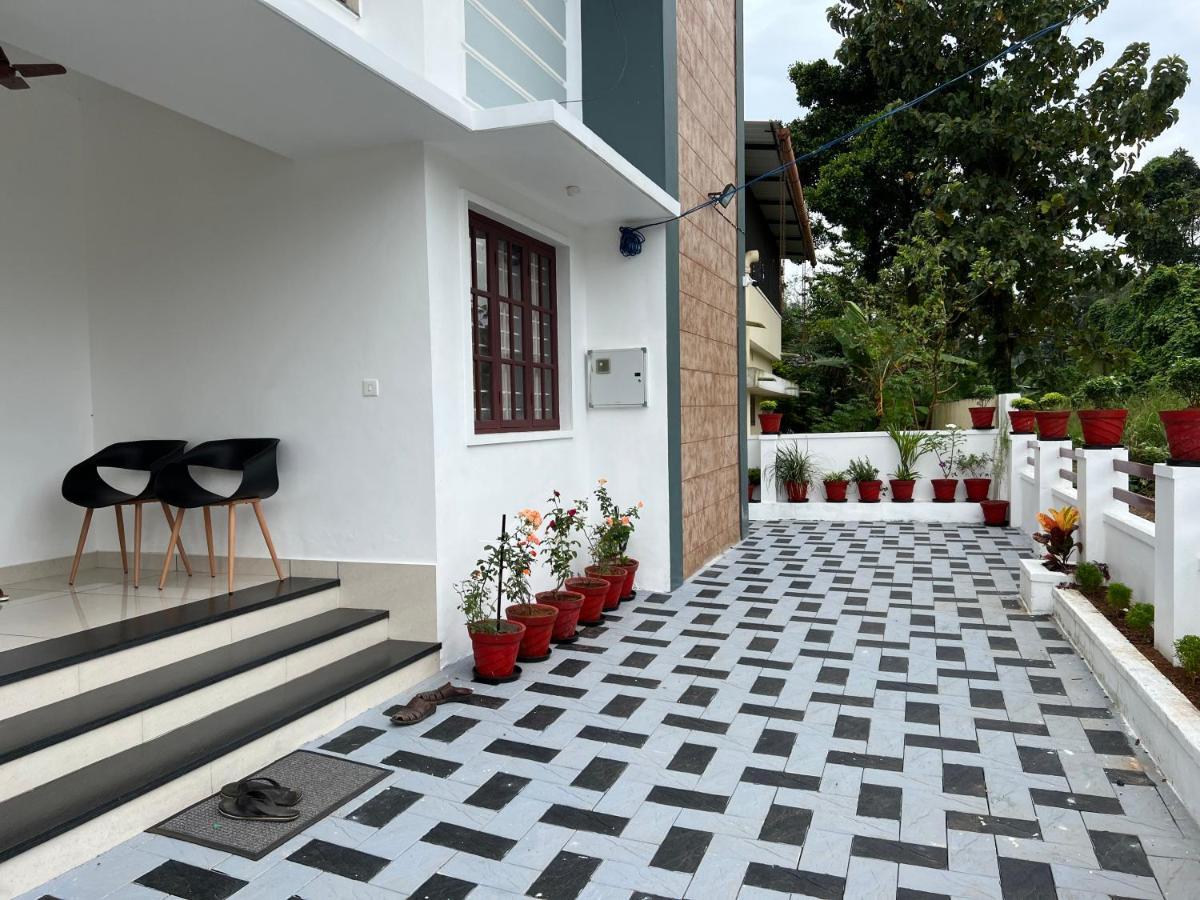 Pullad Villa Aranmula Exteriör bild