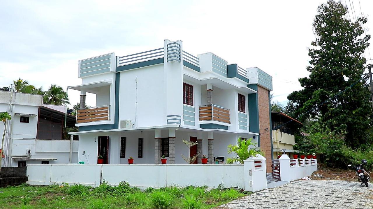 Pullad Villa Aranmula Exteriör bild